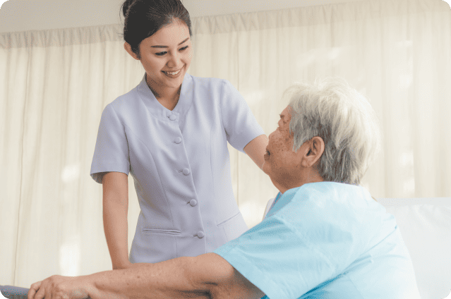 高齢者のケアをする看護師