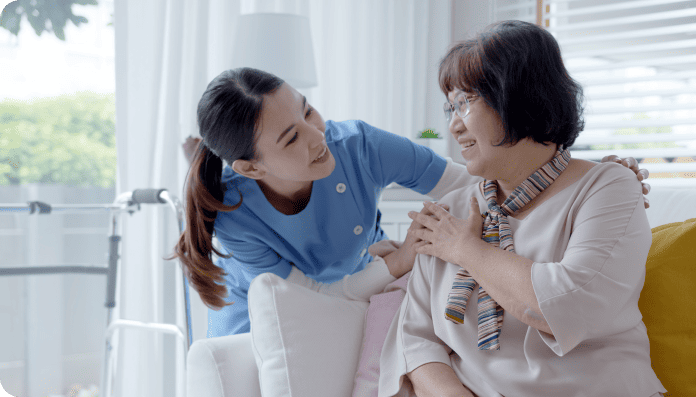 看護師が利用者に寄り添っている