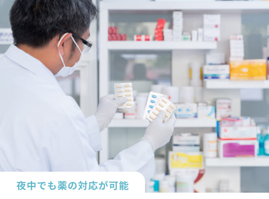 薬の選定をしている薬剤師