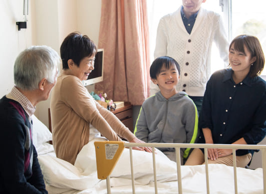 居室で笑顔で話す家族