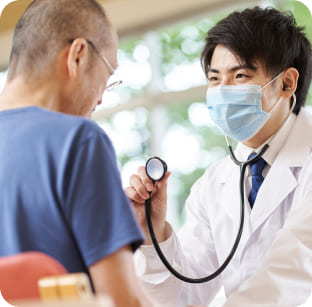 往診している医者と利用者